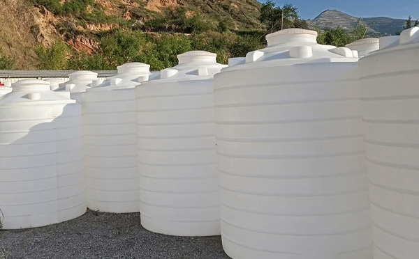 化工液体储存注意事项——选对PE武威塑料桶避免安全隐患