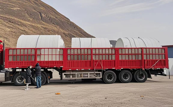 武威塑料桶装车完毕准备运输中